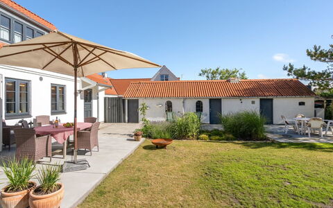 Shiva - 300M from the Sea: Toit, Domicile, Porte, Chalet, Ombre, Siding, Cour, Biens, Arrière-Cour