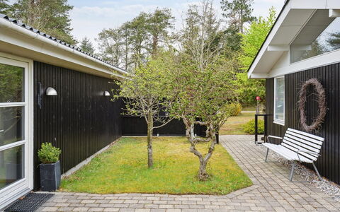 Seraphina - 2Km from the Sea: Arbuste, Maison, Jardin, Domicile, Couverture De Sol, Pelouse, Arrière-Cour, Cour, Ombre, Aménagement Paysager