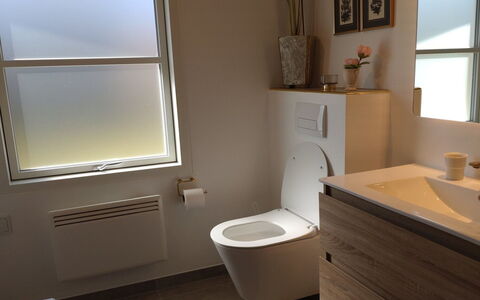 Seraphina - 2Km from the Sea: Siège De Toilette, Toilette, Luminaire Plomberie, Mur, Sol, Salle De Bains, Sol, Design Intérieur, Plomberie, Pièce