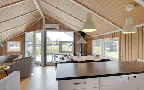 Frimanda - 200M from the Sea: Sol, Mur, Sol, Design Intérieur, Bois, Plafond, Parquet, Éclairage, Meubles, Revêtement De Sol Stratifié