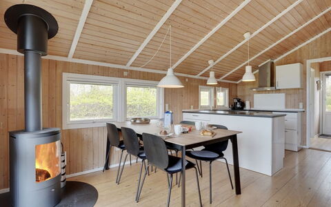Frimanda - 200M from the Sea: Sol, Mur, Sol, Design Intérieur, Bois, Plafond, Parquet, Éclairage, Meubles, Revêtement De Sol Stratifié