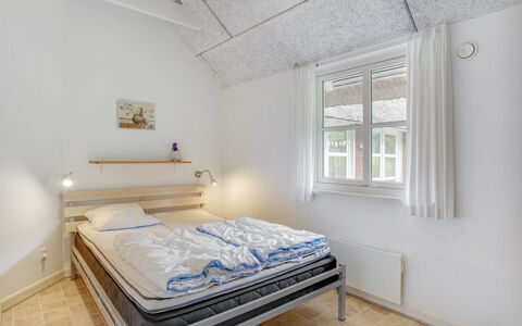 Jenna - 1.4Km from the Sea: Bois, Plafond, Design Intérieur, Sol, Chambre, Sol, Lit, Éclairage, Meubles, Pièce