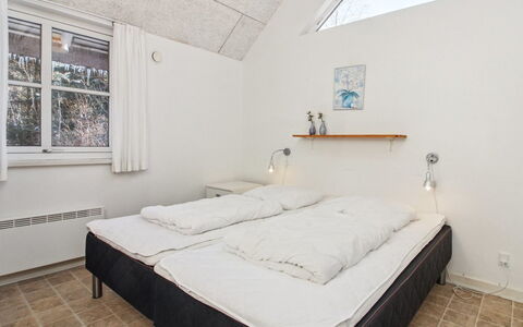 Jenna - 1.4Km from the Sea: Bois, Chambre, Lit, Sol, Plafond, Domicile, Sol, Meubles, Design Intérieur, Literie