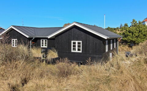 Soleil - 300M from the Sea: Bâtiment, Bois, Toit, Maison, Domicile, Siding, Chalet, Architecture, Porte, Zone Résidentielle