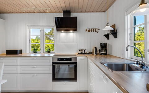 Soleil - 300M from the Sea: Cuisine, Sol, Comptoir, Bois, Design Intérieur, Appareil De Cuisine, Cabinetry, Sol, Plafond, Parquet