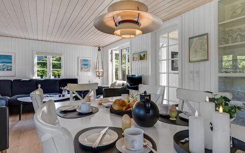 Soleil - 300M from the Sea: Domicile, Design Intérieur, Meubles, Plafond, Chaise, Chalet, Luminaire, Table Cuisine Et Salle A Manger, Salon, Dur