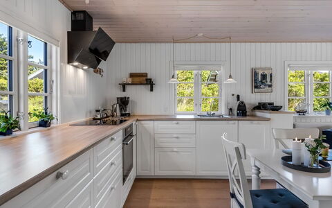 Soleil - 300M from the Sea: Bois, Sol, Cuisine, Design Intérieur, Comptoir, Domicile, Sol, Cabinetry, Parquet, Meubles