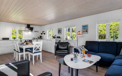 Soleil - 300M from the Sea: Bois, Meubles, Domicile, Maison, Design Intérieur, Porte, Salon, Chalet, Canapé, Plafond