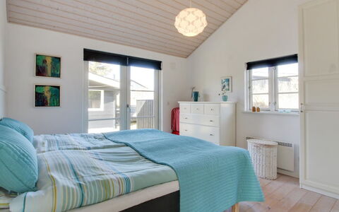 Soleil - 300M from the Sea: Meubles, Design Intérieur, Chambre, Lit, Plafond, Bois, Sol, Sol, Pièce, Drap De Lit