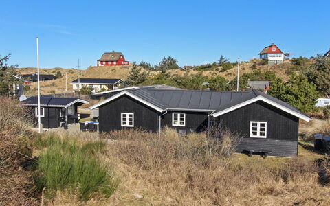 Soleil - 300M from the Sea: Bois, Chalet, Dur, Planche, Tache De Bois, Batiments Jardin, Conception, Cour, Cabane En Rondins, Arrière-Cour