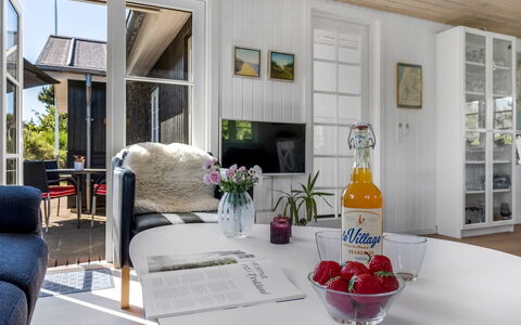 Soleil - 300M from the Sea: Herbe, Maison, Toit, Domicile, Chalet, Arbuste, Lot Terre, Zone Rurale, Ferme, Couverture De Sol