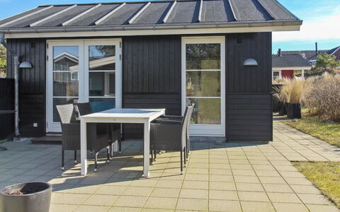 Soleil - 300M from the Sea: Herbe, Maison, Toit, Domicile, Chalet, Arbuste, Lot Terre, Zone Rurale, Ferme, Couverture De Sol