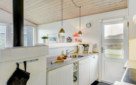 Galena - 100M from the Sea: Design Intérieur, Plafond, Bois, Cuisine, Sol, Comptoir, Luminaire, Meubles, Sol, Cabinetry