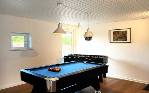 Ayda - 350M from the Sea: Bassin, Table De Billard, Salle De Billard, Design Intérieur, Bois, Luminaire, Plafond, Jeux Et Sports D'Intérieur, Éclairage