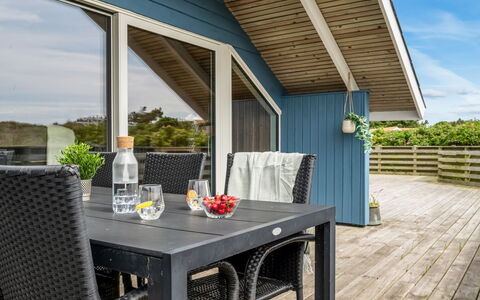 Valia - 400M to the Fjord: Bois, Meubles, Sol, Plafond, Domicile, Parquet, Porche, Dur, Chaise, Sol