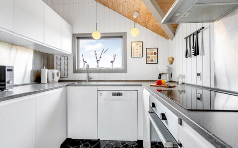 Valia - 400M to the Fjord: Cuisine, Comptoir, Plafond, Appareil De Cuisine, Design Intérieur, Principaux Appliance, Domicile, Sol, Électroménager, Luminaire