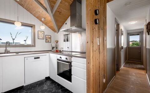 Valia - 400M to the Fjord: Bois, Plafond, Cuisine, Design Intérieur, Domicile, Sol, Meubles, Comptoir, Luminaire, Dur