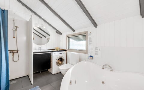 Valia - 400M to the Fjord: Luminaire Plomberie, Plafond, Sol, Sol, Design Intérieur, Domicile, Plomberie, Robinet, Salle De Bains, Baignoire