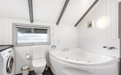 Valia - 400M to the Fjord: Luminaire Plomberie, Plafond, Sol, Design Intérieur, Sol, Salle De Bains, Robinet, Plomberie, Baignoire, Domicile