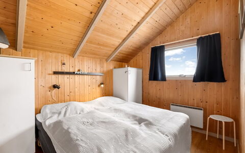 Valia - 400M to the Fjord: Bois, Chambre, Plafond, Domicile, Lit, Cadre De Lit, Tache De Bois, Literie, Dur, Drap De Lit
