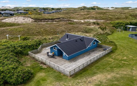Valia - 400M to the Fjord: Maison, Domicile, Toit, Chalet, Arbuste, Siding, Porte, Jardin, Ferme