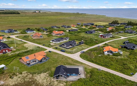 Valia - 400M to the Fjord: Maison, Domicile, Toit, Chalet, Arbuste, Siding, Porte, Jardin, Ferme