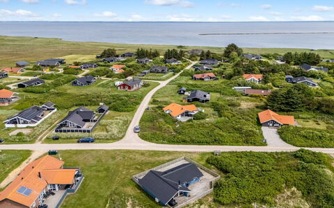 Valia - 400M to the Fjord: Maison, Domicile, Toit, Chalet, Arbuste, Siding, Porte, Jardin, Ferme