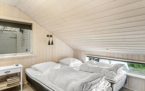 Aksinja - 250M to the Fjord: Bois, Plafond, Design Intérieur, Chambre, Lit, Sol, Pièce, Meubles, Sol, Domicile