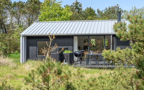 Fidelia - 800M from the Sea: Toit, Arbuste, Chalet, Domicile, Couverture De Sol, Cabanon, Jardin, Siding, Batiments Jardin, Ferme