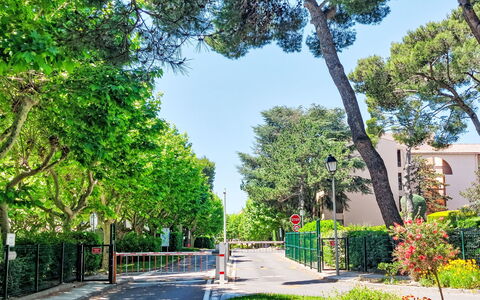 Jardin D'Azur: Espace Public, Zone Résidentielle, Arbuste, Rue, Rue, Design Urbain, Voie, Trottoir, Banlieue, Jardin