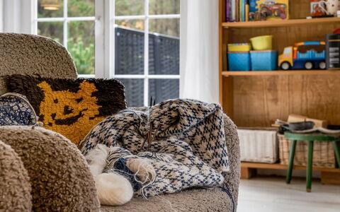 Eimi - 1.5Km from the Sea: Textile, Meubles, Design Intérieur, Sol, Sol, Pièce, Salon, Confort