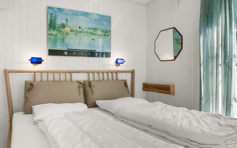 Eimi - 1.5Km from the Sea: Design Intérieur, Chambre, Bois, Lit, Sol, Meubles, Sol, Literie, Drap De Lit, Plafond