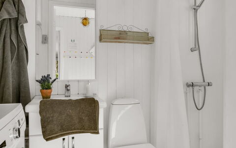 Eimi - 1.5Km from the Sea: Luminaire Plomberie, Design Intérieur, Sol, Sol, Salle De Bains, Plomberie, Pièce, Toilette, Robinet, Évier