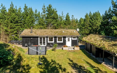 Eimi - 1.5Km from the Sea: Toit, Domicile, Porte, Chalet, Ombre, Siding, Cour, Biens, Arrière-Cour