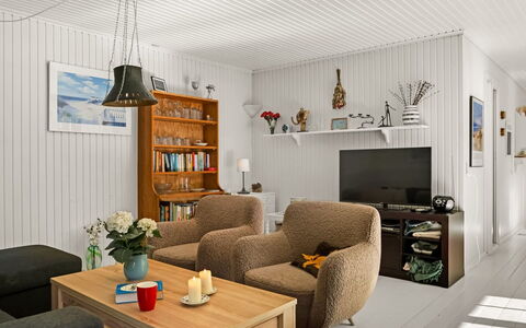 Eimi - 1.5Km from the Sea: Toit, Domicile, Porte, Chalet, Ombre, Siding, Cour, Biens, Arrière-Cour