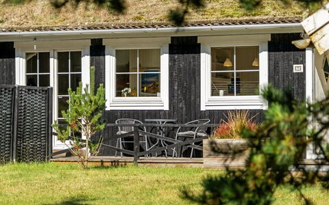 Eimi - 1.5Km from the Sea: Toit, Domicile, Porte, Chalet, Ombre, Siding, Cour, Biens, Arrière-Cour
