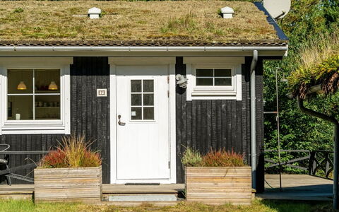 Eimi - 1.5Km from the Sea: Toit, Domicile, Porte, Chalet, Ombre, Siding, Cour, Biens, Arrière-Cour