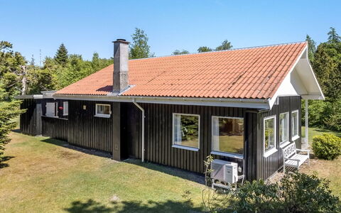 Rustam - 600M from the Sea: Chalet, Domicile, Maison, Toit, Porche, Biens, Siding, Batiments Jardin, Ferme, Cour