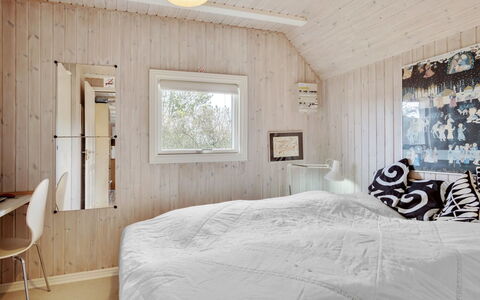 Annli - 1.5Km from the Sea: Chambre, Bois, Lit, Design Intérieur, Plafond, Drap De Lit, Literie, Sol, Meubles, Domicile