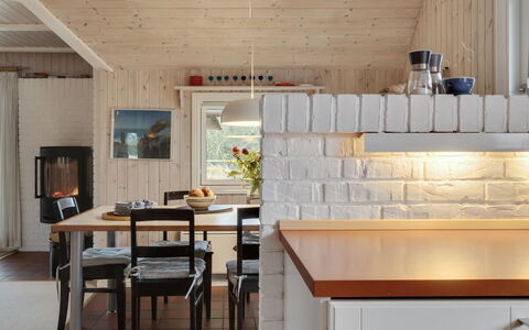 Annli - 1.5Km from the Sea: Meubles, Sol, Design Intérieur, Bois, Cuisine, Sol, Luminaire, Comptoir, Plafond, Éclairage