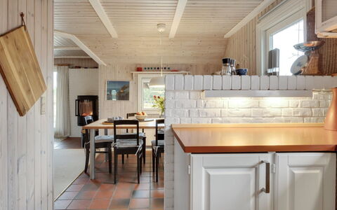 Annli - 1.5Km from the Sea: Meubles, Sol, Design Intérieur, Bois, Sol, Cuisine, Comptoir, Plafond, Pièce, Luminaire