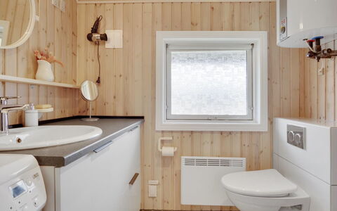 Annli - 1.5Km from the Sea: Mur, Bois, Luminaire Plomberie, Sol, Sol, Évier, Design Intérieur, Salle De Bains, Robinet, Plomberie