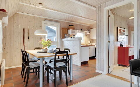 Annli - 1.5Km from the Sea: Meubles, Sol, Design Intérieur, Sol, Bois, Plafond, Table Cuisine Et Salle A Manger, Salle À Manger, Chaise, Pièce