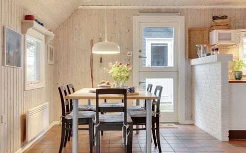 Annli - 1.5Km from the Sea: Meubles, Design Intérieur, Sol, Mur, Sol, Bois, Luminaire, Plafond, Salle À Manger, Table Cuisine Et Salle A Manger