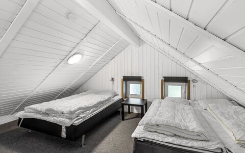 Sylvi - 1.7Km from the Sea: Bois, Chambre, Plafond, Sol, Design Intérieur, Domicile, Lit, Literie, Drap De Lit, Cadre De Lit