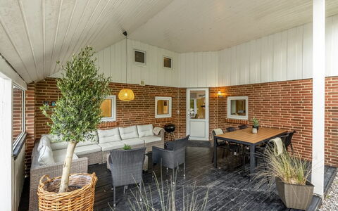 Sylvi - 1.7Km from the Sea: Bois, Plafond, Design Intérieur, Meubles, Sol, Luminaire, Sol, Domicile, Chaise, Brique