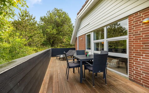 Sylvi - 1.7Km from the Sea: Bois, Dur, Tache De Bois, Plate-Forme, Parquet, Planche, Porche, Siding, Ombre, Mobilier De Jardin