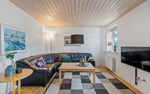 Edine - 4.5Km from the Sea: Design Intérieur, Meubles, Sol, Sol, Canapé, Bois, Plafond, Parquet, Salon, Pièce