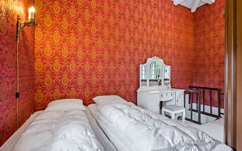 Edine - 4.5Km from the Sea: Mur, Design Intérieur, Chambre, Bois, Lit, Drap De Lit, Sol, Literie, Sol, Pièce