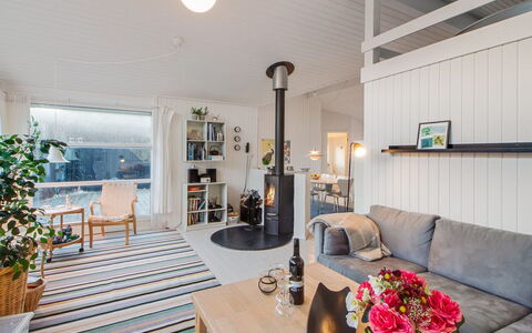 Fenneke - 50M from the Sea: Maison, Domicile, Porte, Toit, Chalet, Biens, Jardin, Ombre, Siding, Cour